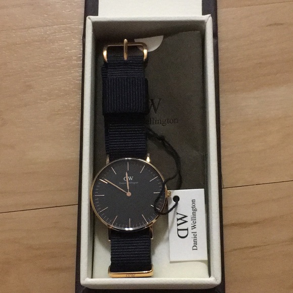 all black daniel wellington watch